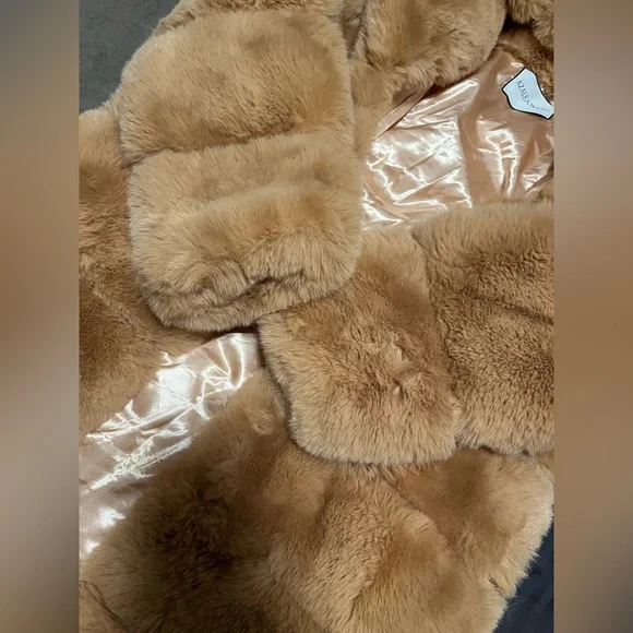 Azalea Wang Luxurious Long Hooded Tan Faux Fur Coat Women’s Small - Picture 4 of 5
